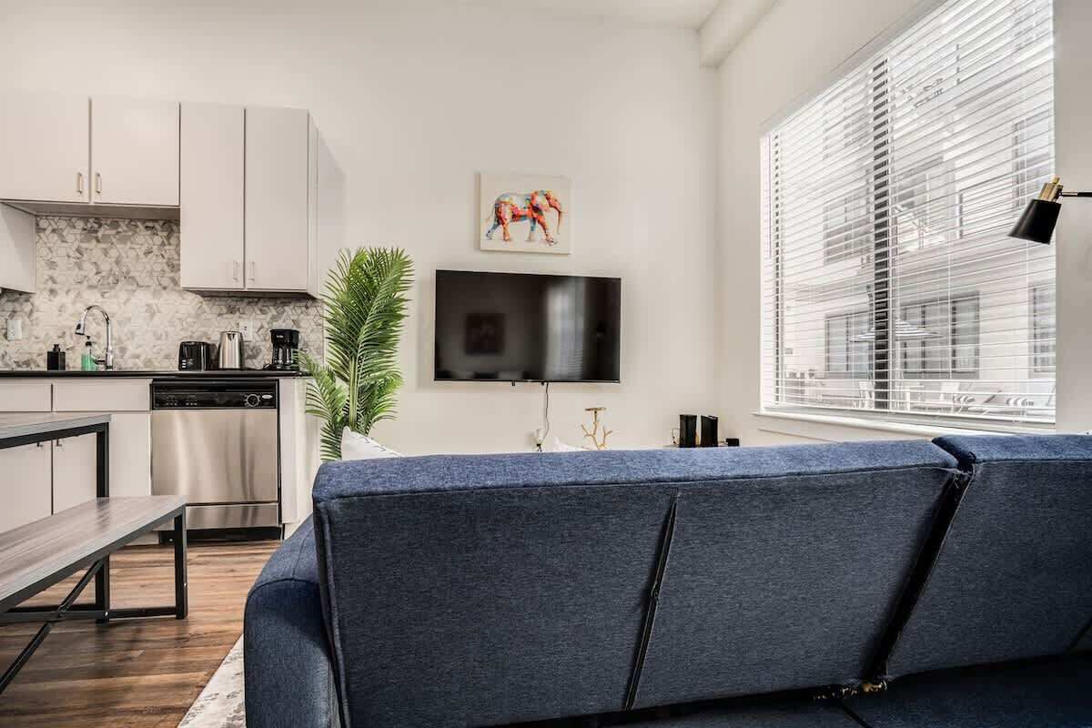 Departamento estándar (Apartment) | Área de sala de estar | Smart TV de 50 pulgadas con canales digitales 