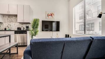 Departamento estándar (Apartment) | Área de sala de estar | Smart TV de 50 pulgadas con canales digitales