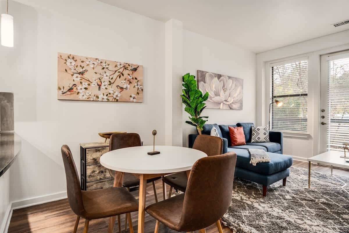 Leilighet – standard, 2 soverom (Apartment) | Oppholdsområde | En 50-tommers smart-TV med digitale kanaler