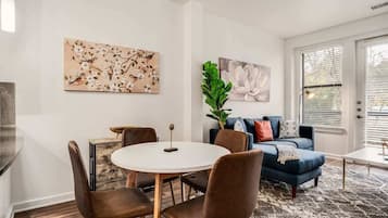 Leilighet – standard, 2 soverom (Apartment) | Oppholdsområde | En 50-tommers smart-TV med digitale kanaler