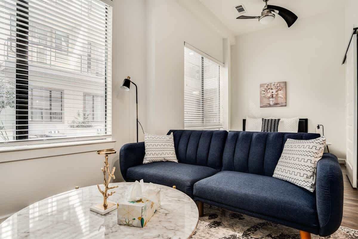 Lägenhet Standard (Apartment) | Vardagsrum | 50-tums smart-tv med digitalkanaler