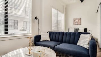Lägenhet Standard (Apartment) | Vardagsrum | 50-tums smart-tv med digitalkanaler