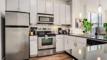 Standard Apartment, 1 Bedroom (Apartment) | Private kitchen | Full-size fridge, microwave, stovetop, dishwasher