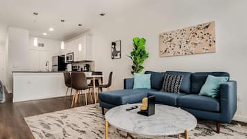 Lägenhet Standard - 2 sovrum (Apartment) | Vardagsrum | 50-tums smart-tv med digitalkanaler