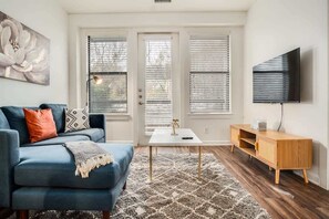 標準公寓, 2 間臥室 (Apartment) | 客廳 | 50 吋智能電視連數碼電視頻道