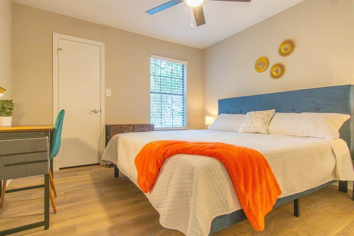 Skrivebord for bærbar PC, strykejern/-brett og wi-fi (inkludert)