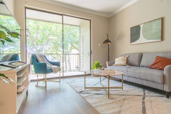 Apartament estàndard, 1 dormitori (Apartment) | Espai de treball apte per a portàtils i planxa i posts de planxar 