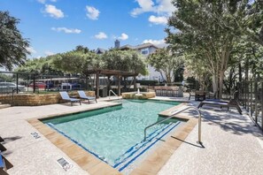 Seasonal outdoor pool - Boulevard Stays - Arlington (Arlington)