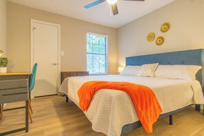 Laptop workspace, iron/ironing board, free WiFi - Boulevard Stays - Arlington (Arlington)