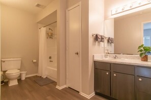 Standard Apartment, 1 Bedroom (Apartment) | Bathroom - Irving Apartments (Irving)