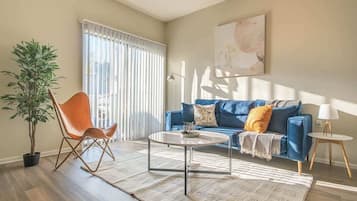 Apartamento standard, 1 quarto (Apartment) | Área de estar | Smart TV 50 polegadas com canais digitais