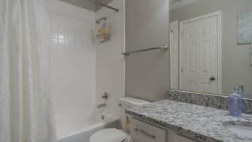 Apartamento standard, 1 quarto (Apartment) | Banheiro | Chuveiro/banheira combinados, secador de cabelo, toalhas de banho