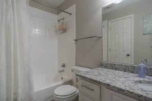 Departamento estándar, 1 habitación (Apartment) | Baño | Tina con regadera, secadora de cabello, toallas, jabón 
