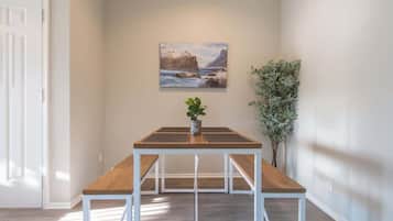 Apartamento standard, 1 quarto (Apartment) | Opções para refeição no quarto