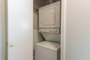 Laundry - Irving Apartments (Irving)