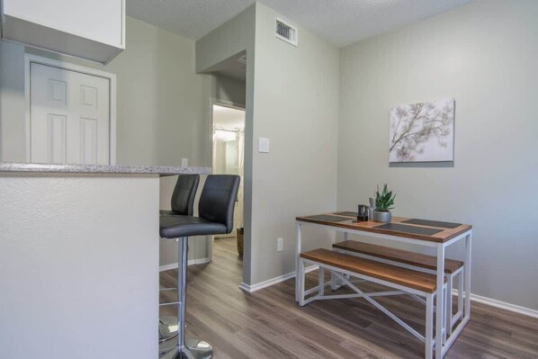 Standard Apartment, 1 Bedroom (Apartment) | In-room dining - Irving Apartments (Irving)