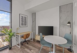 Standard Apartment (Apartment) | Ruang tamu | 50 inci sebuah televisyen pintar dengan digital 