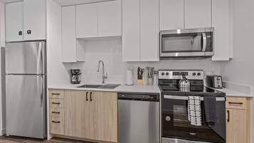 Full-size fridge, microwave, oven, stovetop