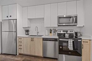 Peti sejuk/penyejuk beku saiz penuh, ketuhar gelombang mikro, ketuhar 