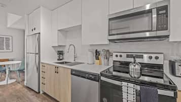 Full-sized fridge, microwave, oven, stovetop