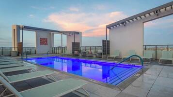 Außenpool, Liegestühle