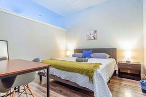 Espacio para trabajar con laptop y tabla de planchar con plancha 