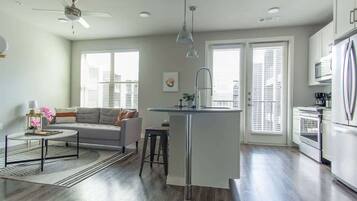 Apartemen Standar, 1 kamar tidur (Apartment) | Area keluarga | Smart TV 50-inci dengan saluran TV digital