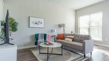 Căn hộ Tiêu chuẩn, 1 phòng ngủ (Apartment) | Khu phòng khách | Smart TV 50-inch có truyền hình kỹ thuật số