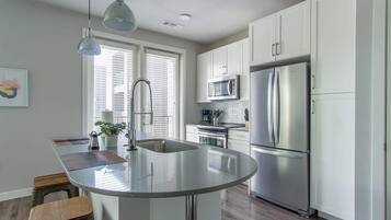 Apartemen Standar, 1 kamar tidur (Apartment) | Dapur pribadi | Lemari es besar, microwave, oven, dan kompor