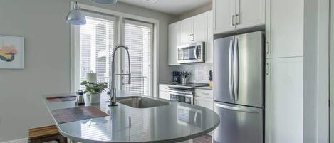 Standard Apartment, 1 Bedroom (Apartment) | Private kitchen | Full-size fridge, microwave, oven, stovetop