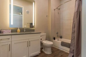 Căn hộ Tiêu chuẩn, 1 phòng ngủ (Apartment) | Phòng tắm | Vòi sen/bồn tắm kết hợp, máy sấy tóc, khăn tắm, dầu gội 