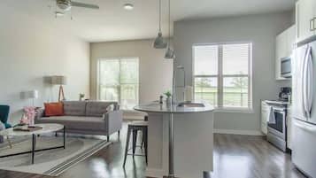 Standard-Apartment, 1 Schlafzimmer (Apartment) | Wohnbereich | 50-Zoll-Smart-TV mit Digitalempfang