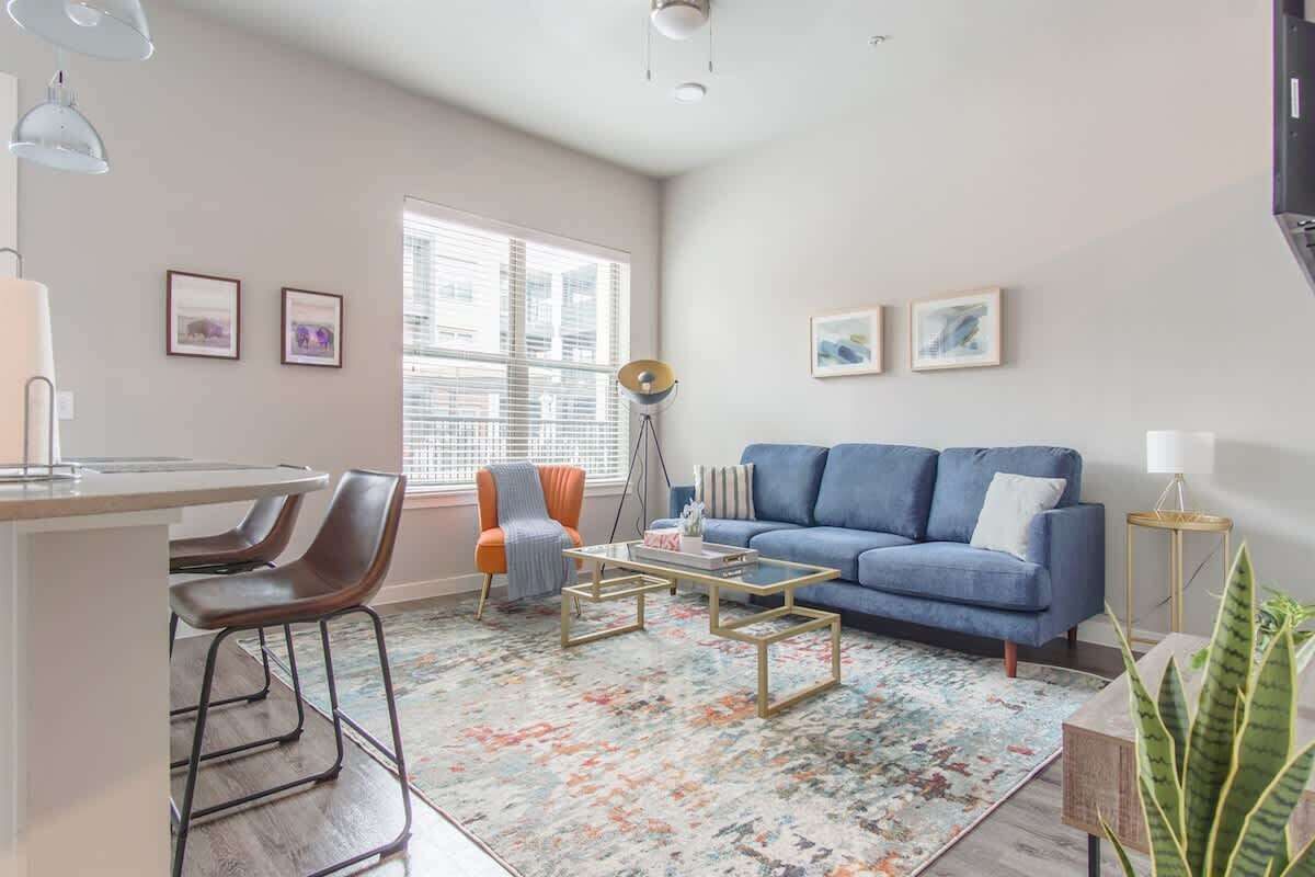 標準公寓, 1 間臥室 (Apartment) | 起居區 | 50-吋智慧型電視，提供數位頻道