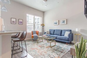 Leilighet – standard, 1 soverom (Apartment) | Oppholdsområde | En 50-tommers smart-TV med digitale kanaler