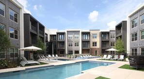 Seasonal outdoor pool - Boulevard Stays - McKinney (McKinney)