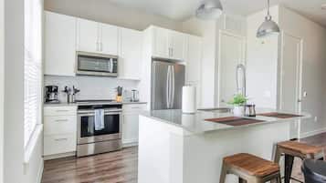 Standard-Apartment, 1 Schlafzimmer (Apartment) | Eigene Küche | Großer Kühlschrank, Mikrowelle, Ofen, Herdplatte