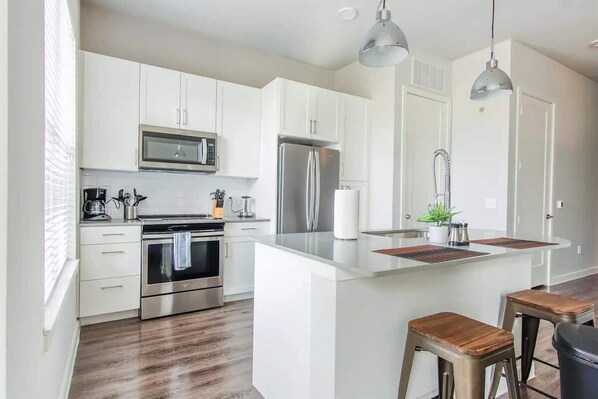 Standard Apartment, 1 Bedroom (Apartment) | Private kitchen | Full-size fridge, microwave, oven, stovetop - Boulevard Stays - McKinney (McKinney)