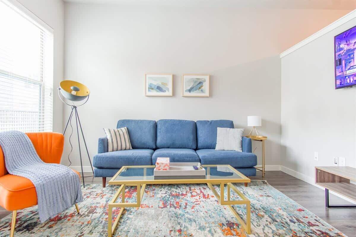 Standard-Apartment, 1 Schlafzimmer (Apartment) | Wohnbereich | 50-Zoll-Smart-TV mit Digitalempfang