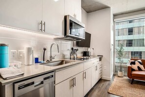 スタンダード アパートメント (Apartment) | 専用キッチン | 大型冷蔵庫、電子レンジ、コンロ、食器洗い機