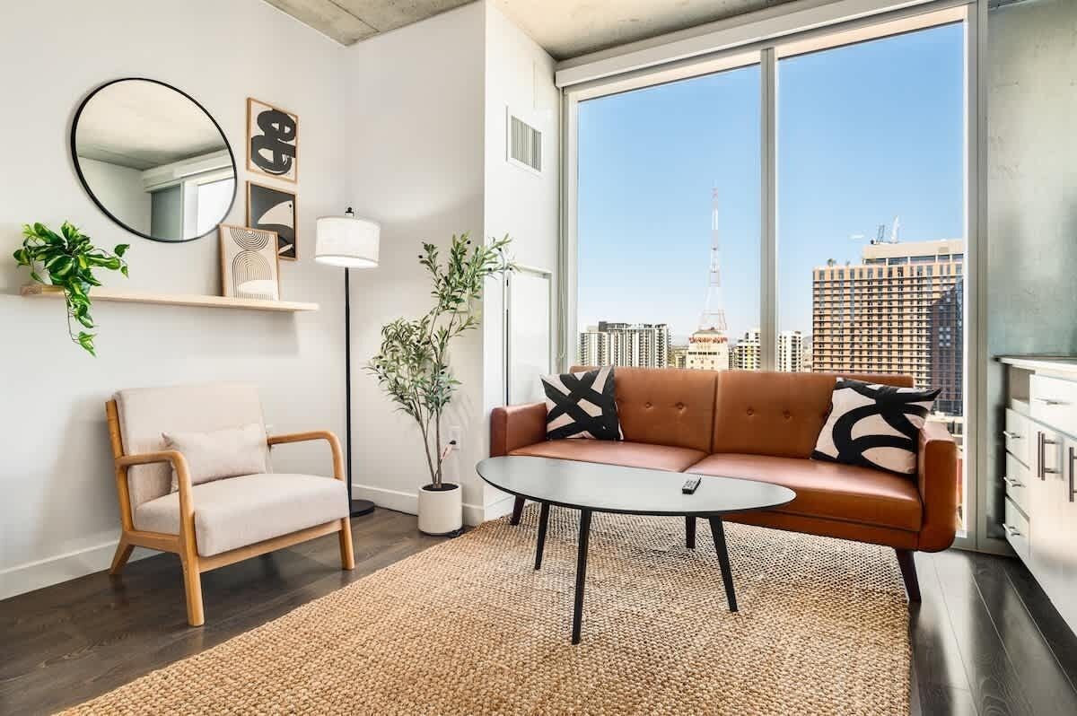 Leilighet – standard (Apartment) | Oppholdsområde | En 50-tommers smart-TV med digitale kanaler