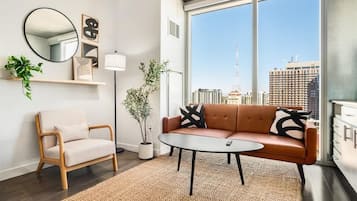 Standardlejlighed (Apartment) | Opholdsområde | 50-tommers smart-tv med digitale kanaler