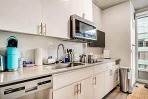 Departamento estándar (Apartment) | Cocina privada | Refrigerador con congelador, microondas y parrilla de estufa 