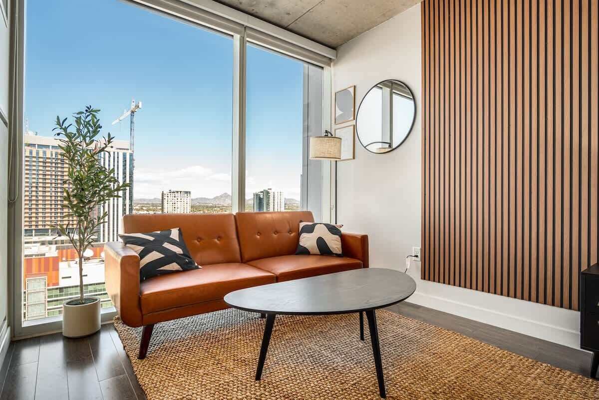 Standaard appartement (Apartment) | Woonruimte | Een 50-inch smart-tv met digitale zenders