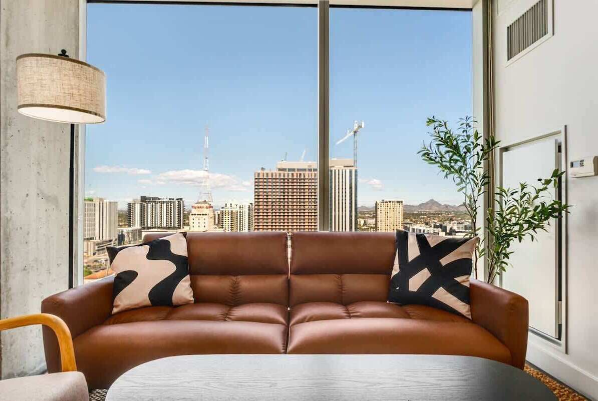 標準公寓 (Apartment) | 起居區 | 50-吋智慧型電視，提供數位頻道