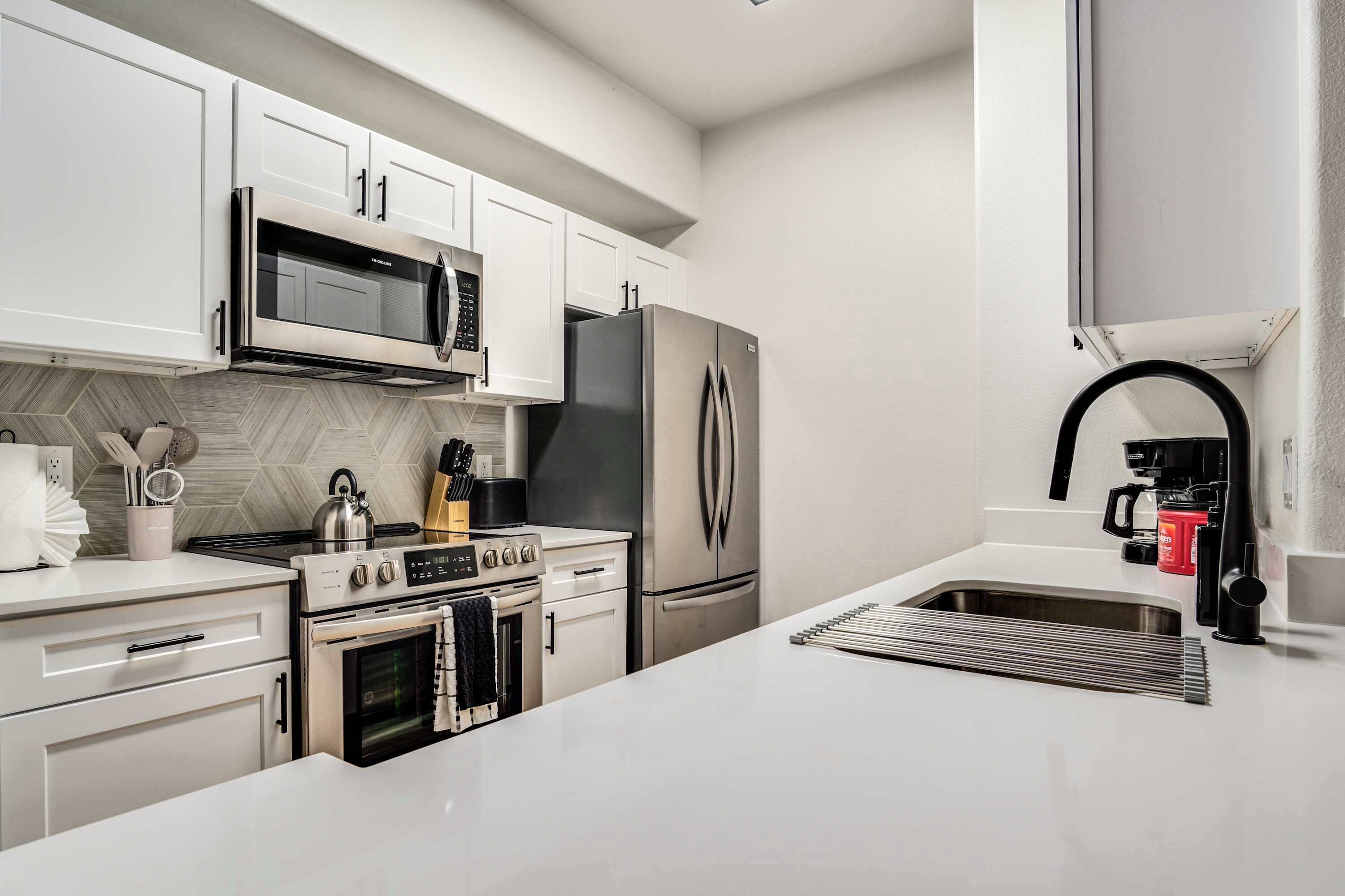 Peti sejuk/penyejuk beku saiz penuh, ketuhar gelombang mikro, ketuhar 