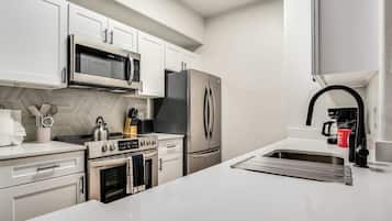 Frigorifero con congelatore, microonde, forno, piano cottura