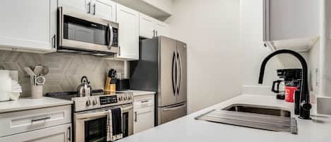 Full-size fridge, microwave, oven, stovetop