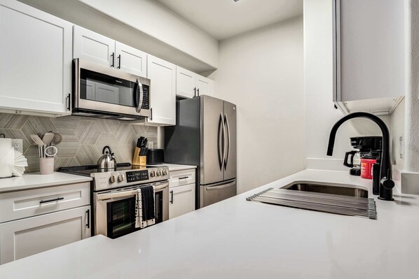 Tủ lạnh, lò vi sóng, lò nướng, bếp nấu 