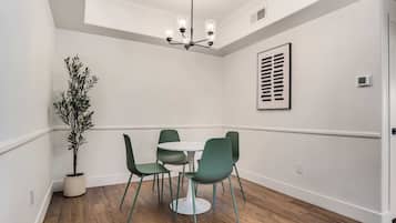 Standard Apartment, 2 Bedrooms (Apartment) | Dining room