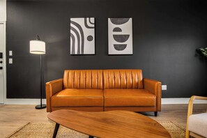 Căn hộ Tiêu chuẩn, 1 phòng ngủ (Apartment) | Khu phòng khách | Smart TV 50-inch có truyền hình kỹ thuật số 